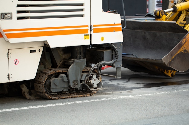 Photo fraisage d'asphalte pour la reconstruction de routes