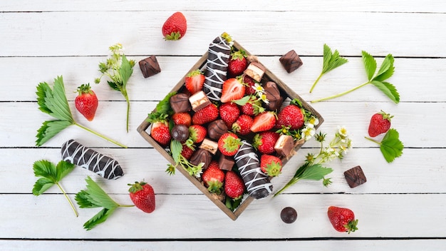 Fraise au chocolat dans une boîte en bois Sur un fond en bois Vue de dessus Espace de copie