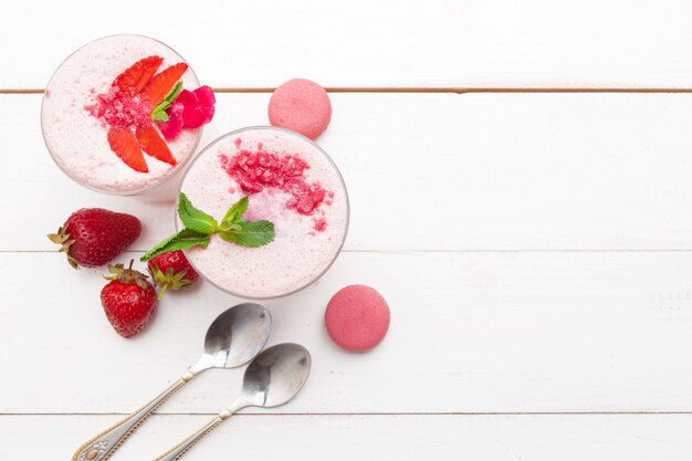 Fraise au yaourt sur bois rustique blanc. Dessert à la crème