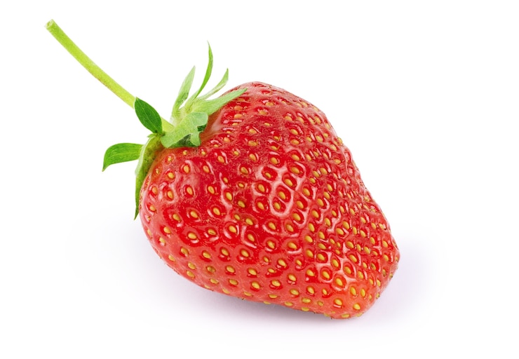 Photo fraise aux fruits rouges isolé sur fond blanc