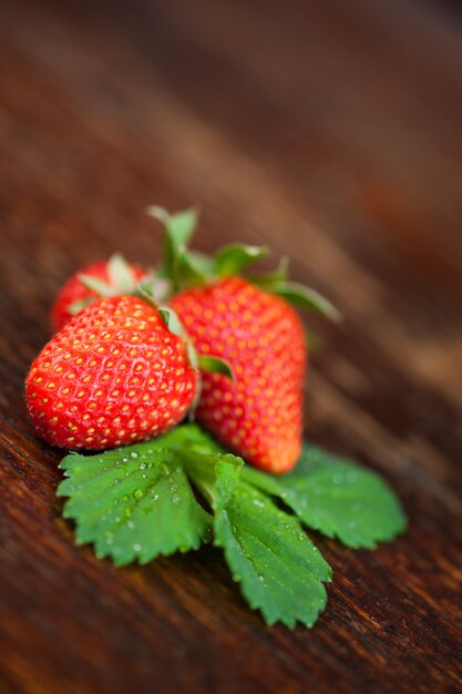 Fraise sur bois. Fraises en gros plan. Baie de printemps