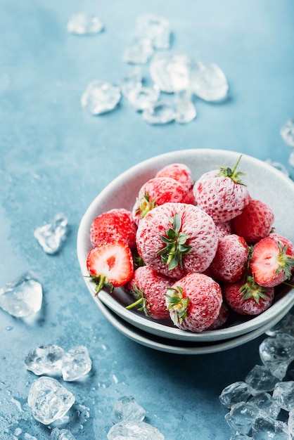 Photo fraise congelée avec des cristaux de glace