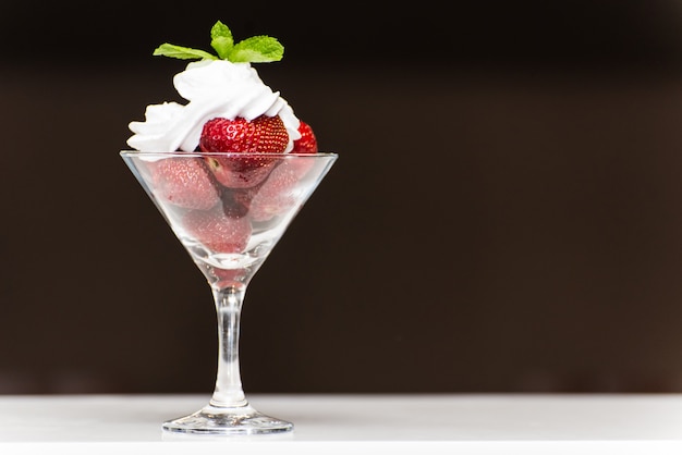 Fraise à la crème dans un verre.