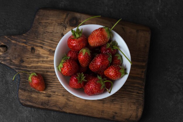 Fraise dans un bol blanc