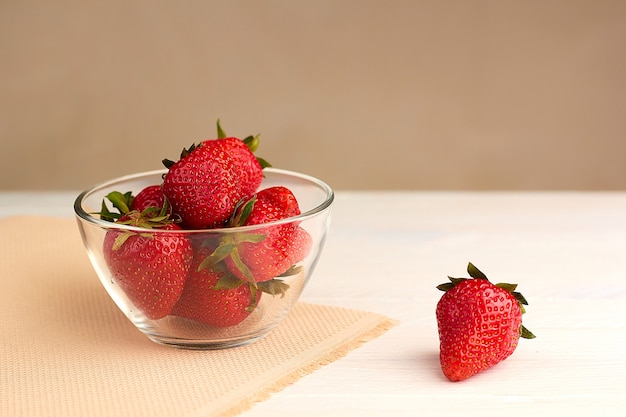 Fraise dans un bol en verre