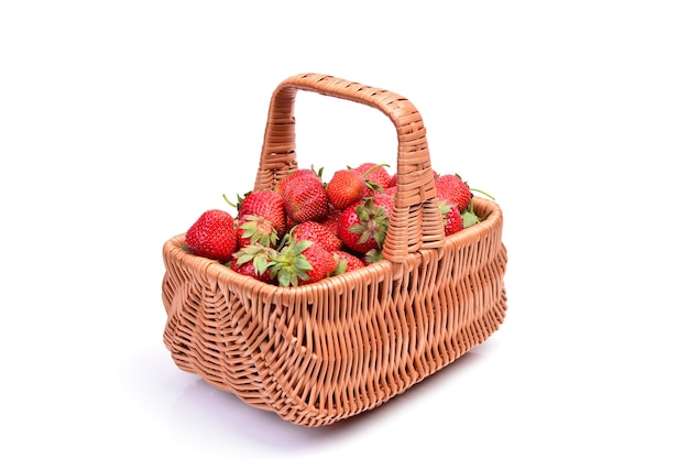 Fraise dans un panier sur fond blanc