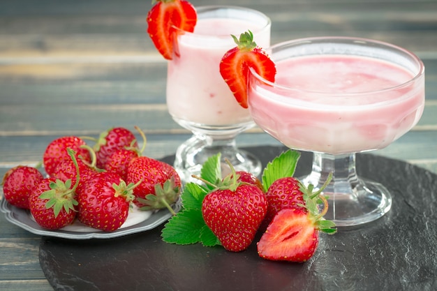 Fraise douce et smoothies sains sur la table.