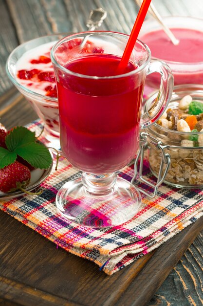 Fraise douce et smoothies sains sur la table.