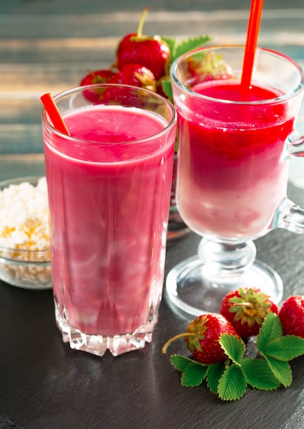 Fraise douce et smoothies sains sur la table.