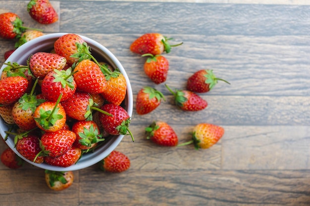 La fraise est un fruit sucré sur bol