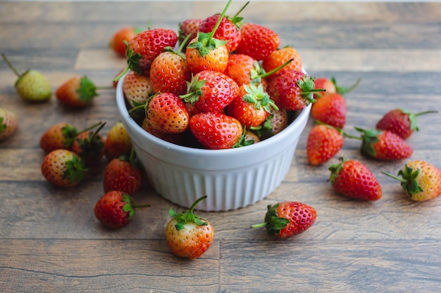 La fraise est un fruit sucré sur bol