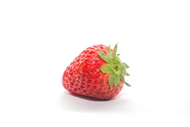 Une Fraise Est Seule Sur Un Fond Blanc