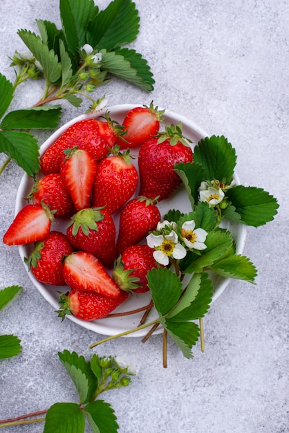 Fraise avec feuilles et fleurs