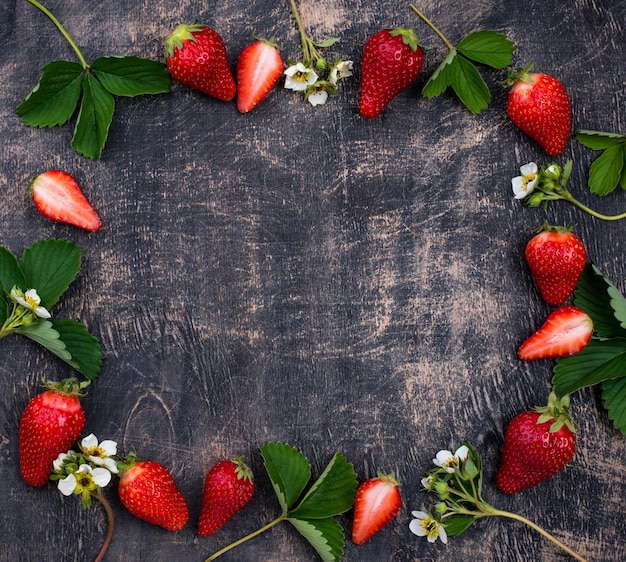 Fraise avec feuilles et fleurs