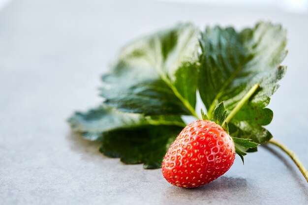 fraise avec des feuilles sur la table