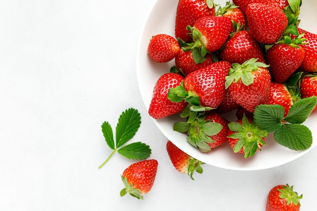 Fraise sur fond blanc vue de dessus mise à plat