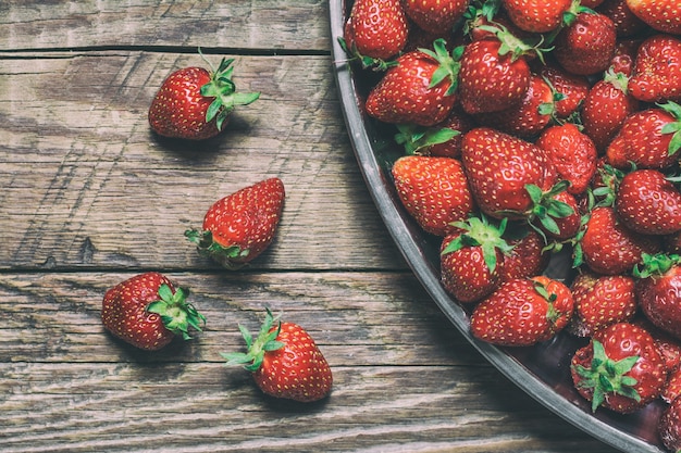 Fraise sur fond de bois dans un bol