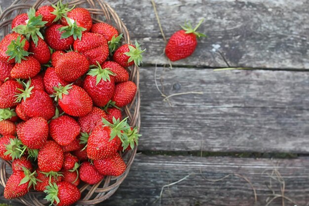 Fraise sur fond de bois rustique