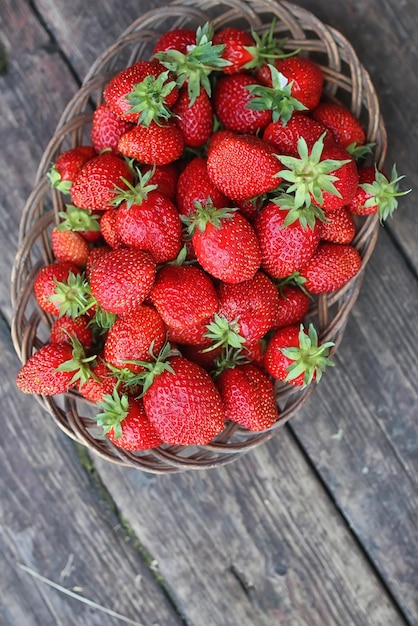 Fraise sur fond de bois rustique