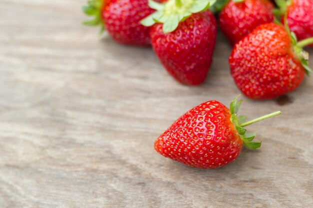 Fraise sur fond de bois