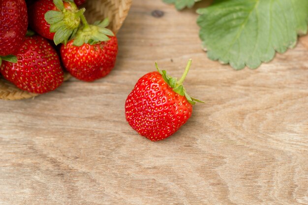 Fraise sur fond de bois