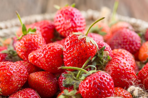 Fraise sur fond en bois