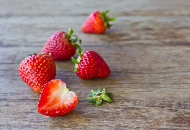 Fraise sur fond de bois