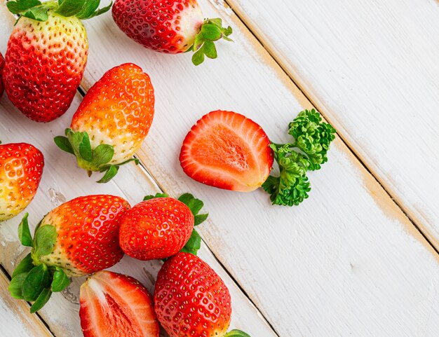 Fraise fraîche sur bois blanc