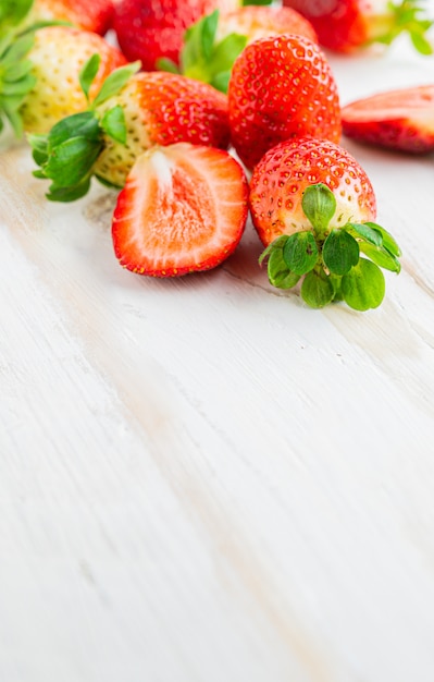 Fraise fraîche sur bois blanc