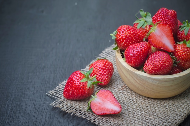 Fraise fraîche dans un bol en bois sur la table