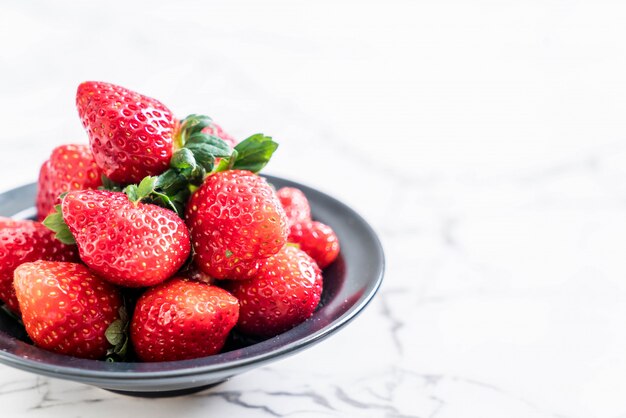 fraise fraîche dans un bol