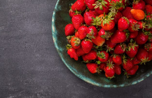 Fraise fraîche dans un bol