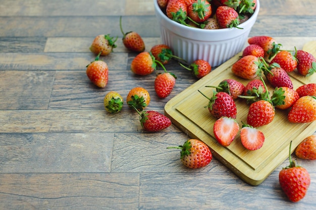 La fraise fraîche est un fruit sucré sur une table en bois