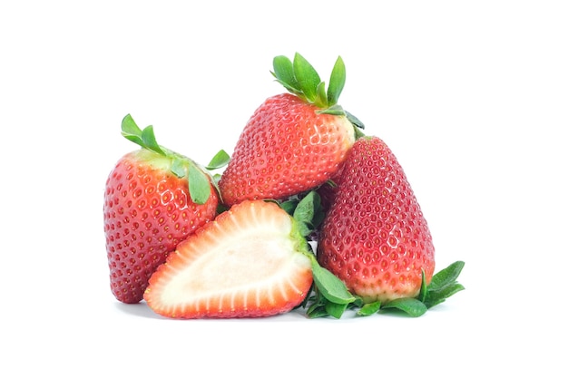 Fraise fraîche sur fond blanc. Gros plan d'une fraise.
