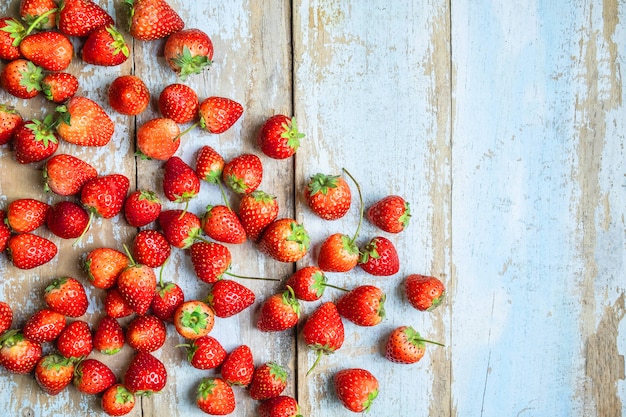 Fraise fraîche sur le fond de bois