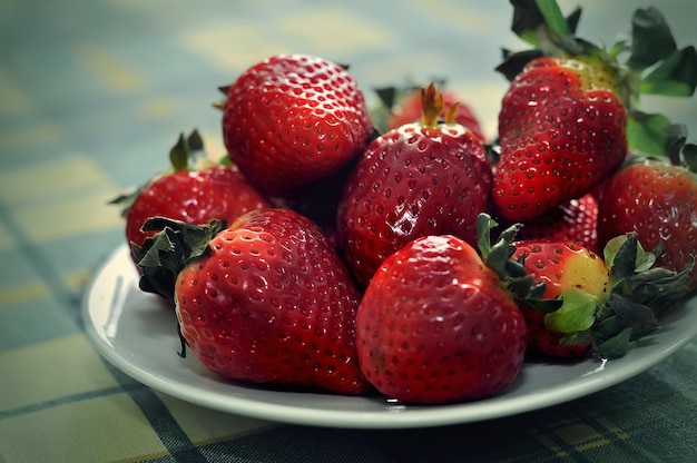 fraise fraîche sur fond flou vert