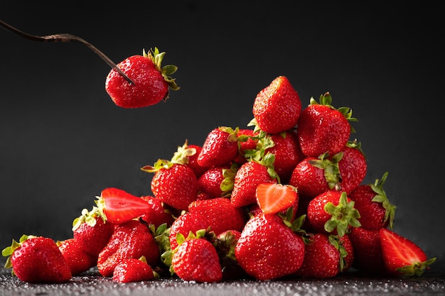 Fraise fraîche sur fond sombre Close up Selective focus produit utile