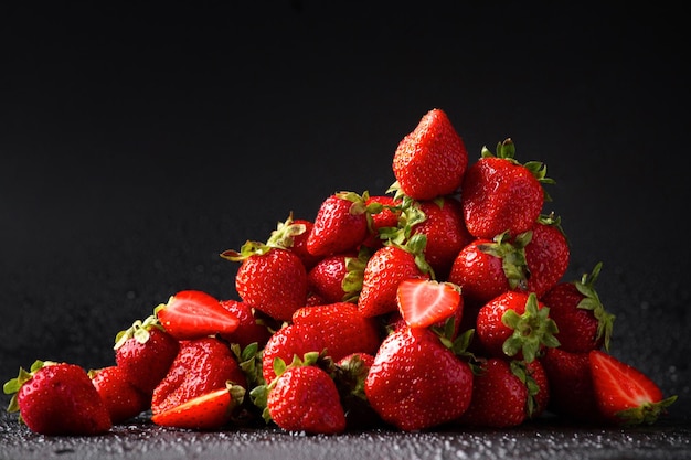 Fraise fraîche sur fond sombre Close up Selective focus produit utile