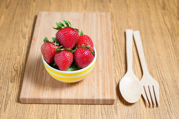 Fraise fraîche et jus sur table en bois. plat plat