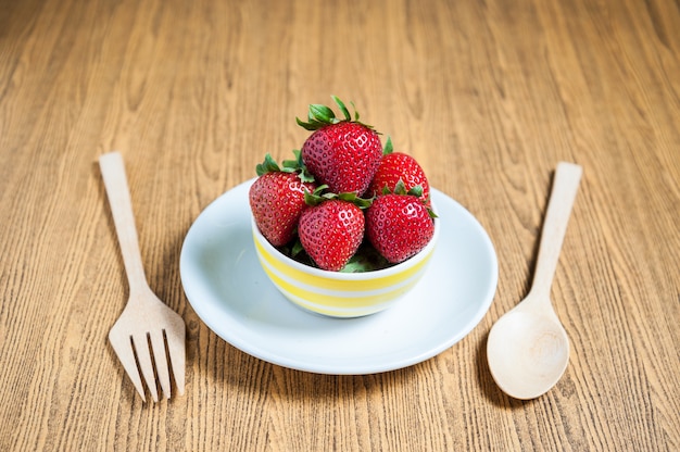 Fraise fraîche et jus sur table en bois. plat plat