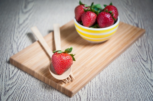 Fraise fraîche et jus sur table en bois. plat plat