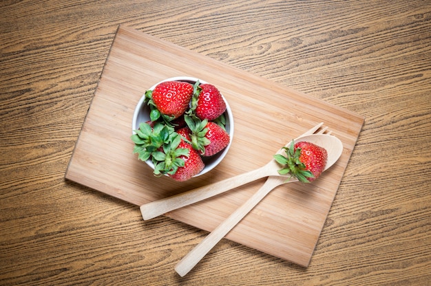 Fraise fraîche et jus sur table en bois. plat plat