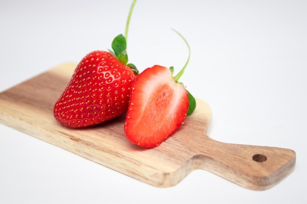 Fraise fraîche sur planche de bois