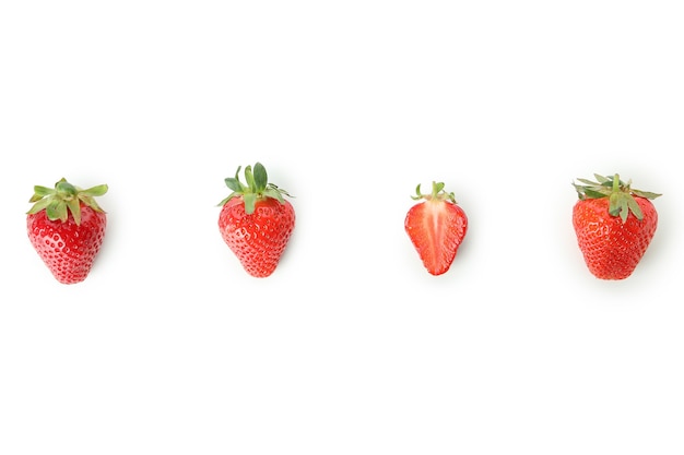 Fraise fraîche et savoureuse isolée sur une surface blanche