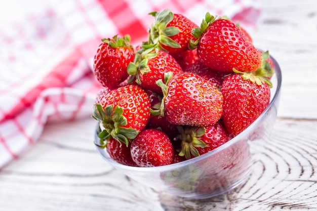 Fraise fraîche sur la table en bois