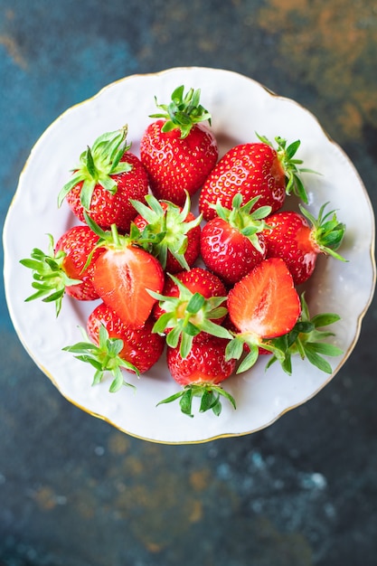 Fraise fruits baies dessert sucré mûr céto ou régime paléo alimentation végétalienne ou végétarienne