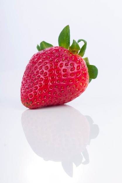 Fraise isolé sur une surface réfléchissante