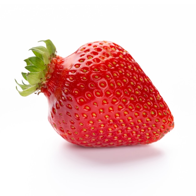 Fraise isolée. Seul fruit fraise isolé sur fond blanc, avec un tracé de détourage - Image