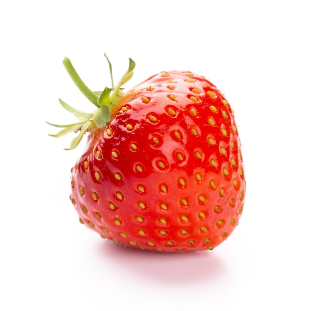 Fraise isolée. Seul fruit fraise isolé sur fond blanc, avec un tracé de détourage - Image