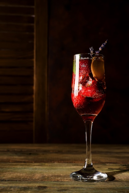 Fraise jive cocktail avec glace et lavande sur fond en bois